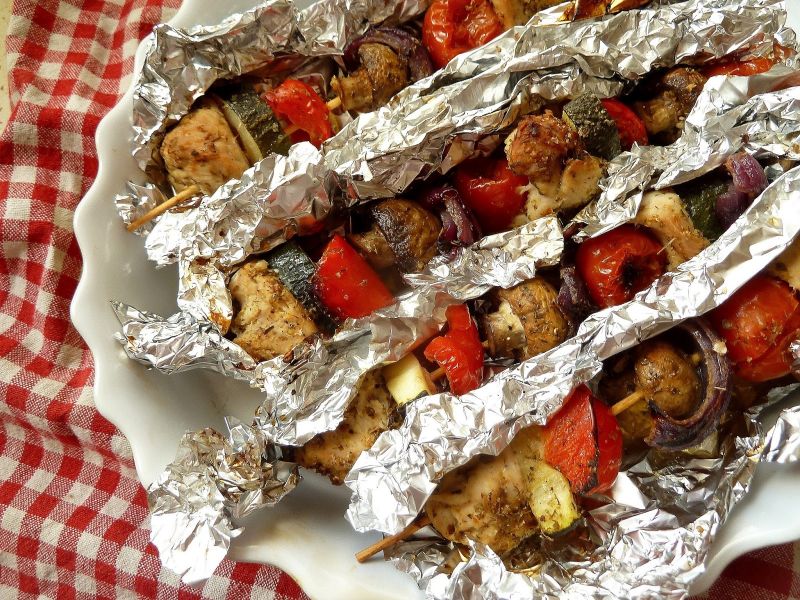 Szaszłyki z piersi indyka z pieczarkami