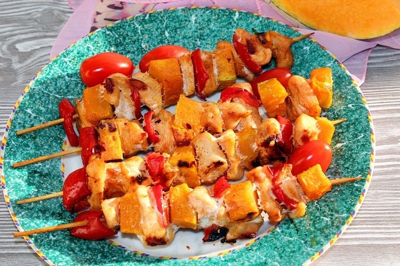 Szaszłyki z piersią kurczaka, dynią i papryką Szaszłyki z piersią kurczaka, dynią i papryką