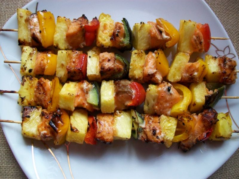 Szaszłyki z pikantnym łososiem
