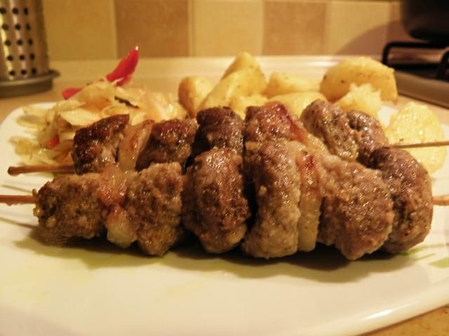 Szaszłyki z polędwicy i pieczarek. Szaszłyki z polędwicy i pieczarek.