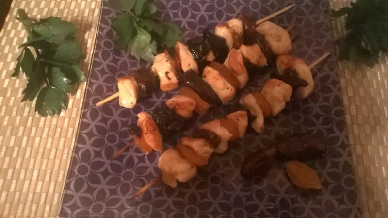 Szaszłyki z suszonymi owocami