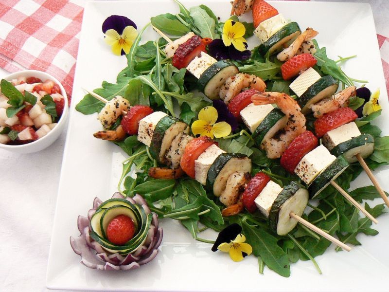 Szaszłyki z truskawkami i salsą z melona 