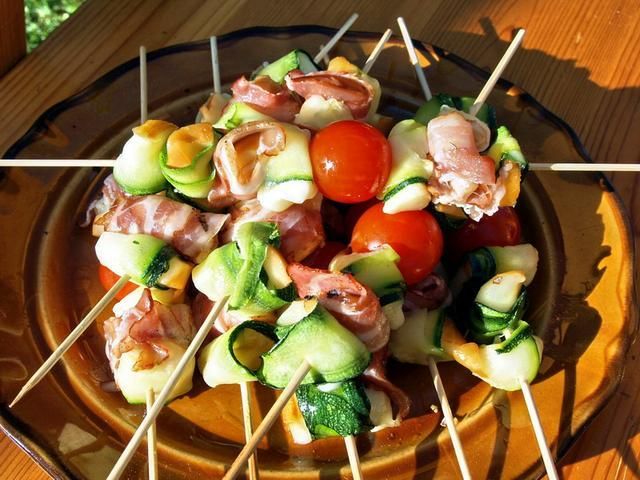 Szaszłyki z wędzonej mozzarelli