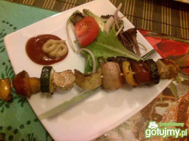 Szaszłyki z wiosenną sałatką