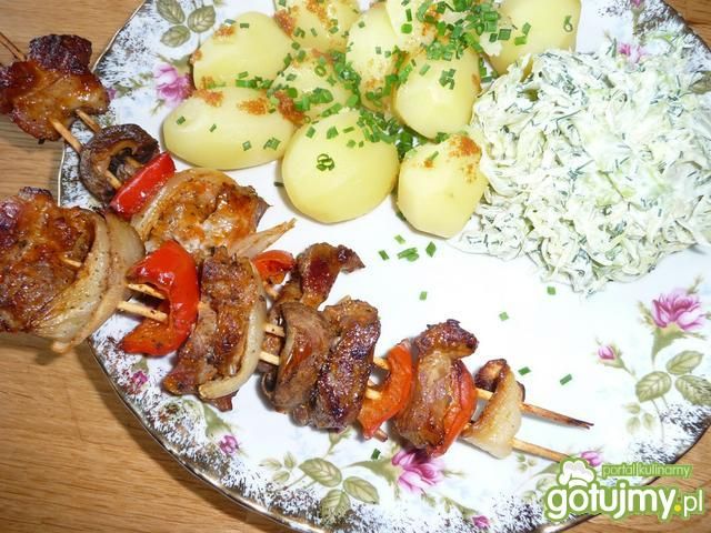 Szaszłyki z ziemniaczkami i mizerią Szaszłyki z ziemniaczkami i mizerią