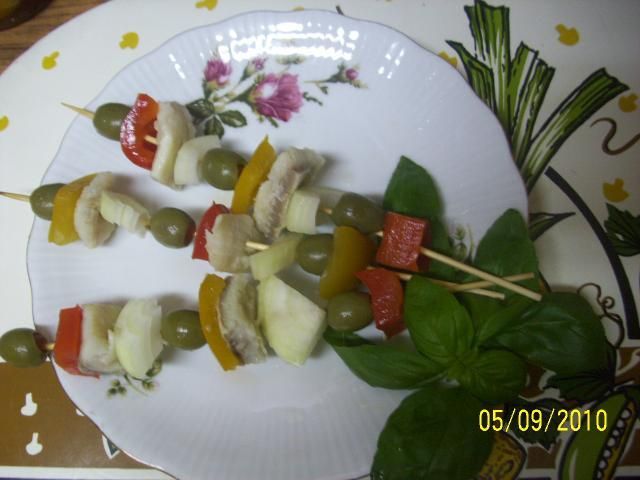 Szaszłyki ze śledzi i oliwek Szaszłyki ze śledzi i oliwek