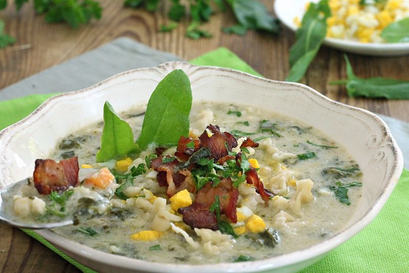 Szczawiowa z kluseczkami i chipsami 