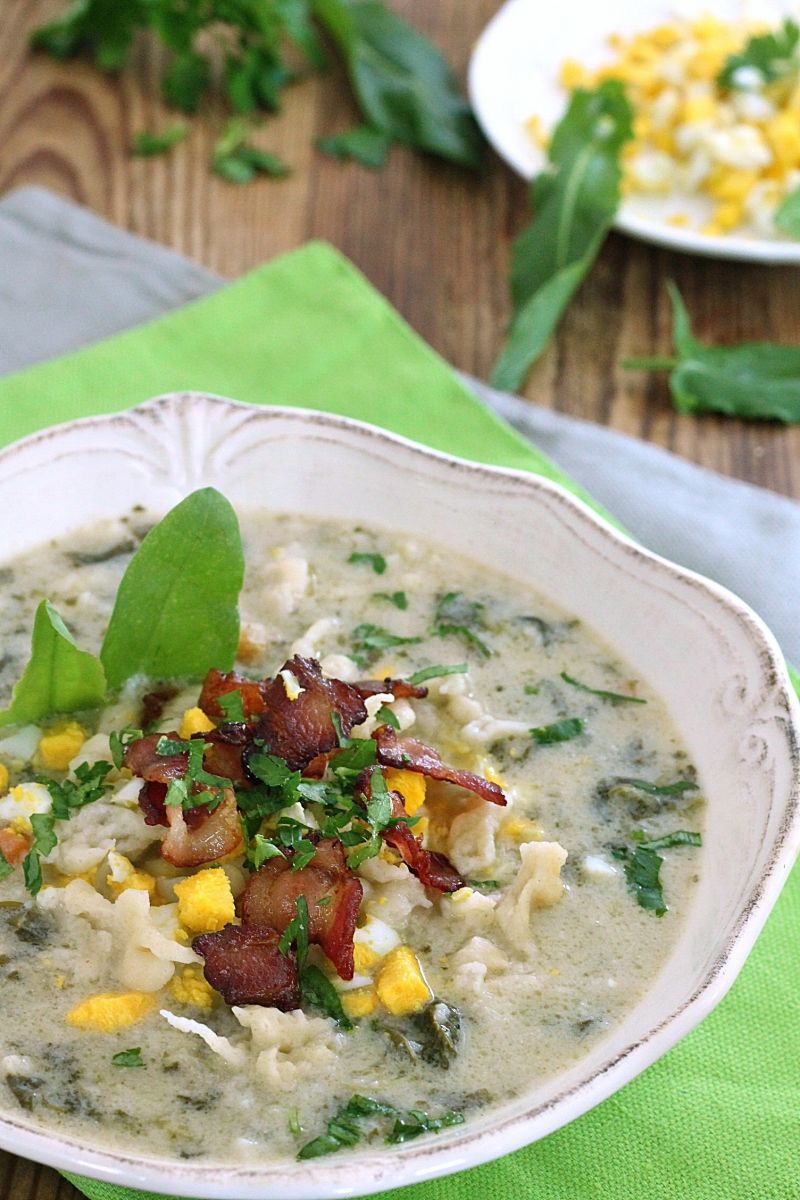 Szczawiowa z kluseczkami i chipsami 