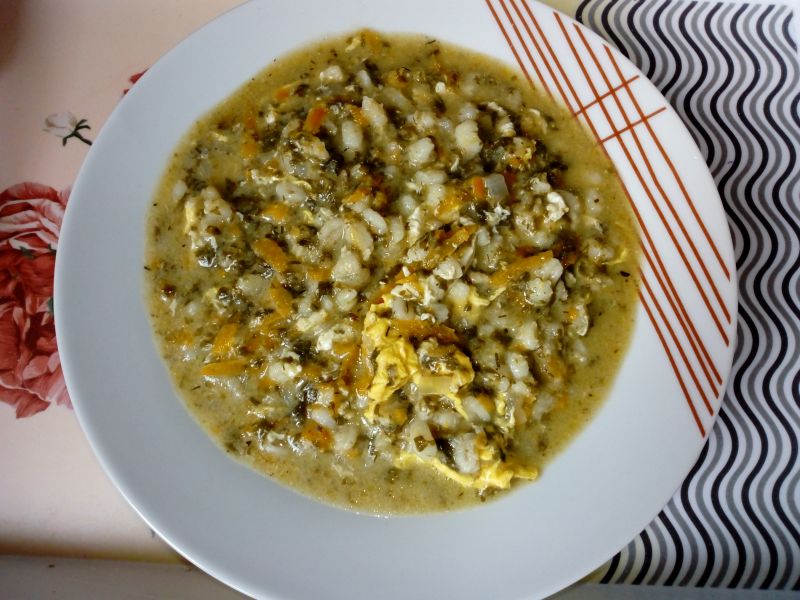 Szczawiowa z serkiem topionym i kaszą pęczak