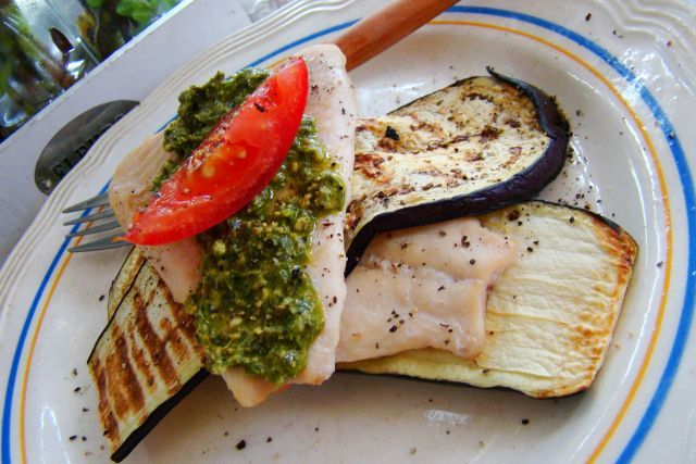 Szczupak na parze podany na grillowanym bakłażanie