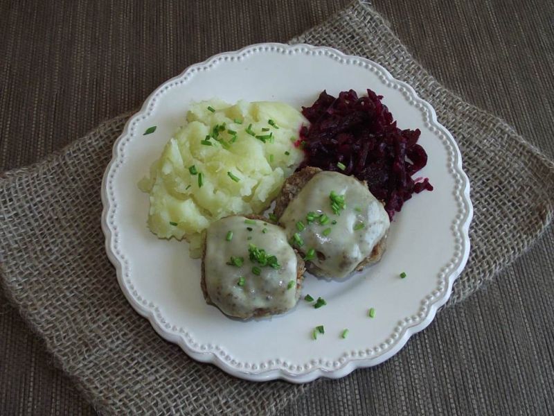 Szczypiorkowe mielone pod serową kołderką 