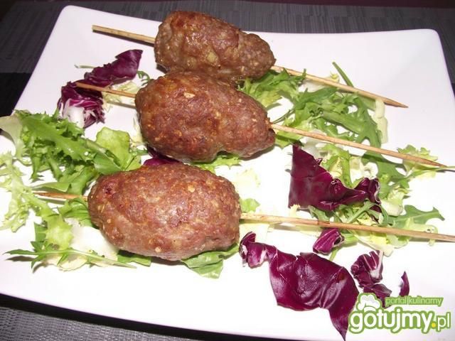 Szisz kebab na sałatach Szisz kebab na sałatach