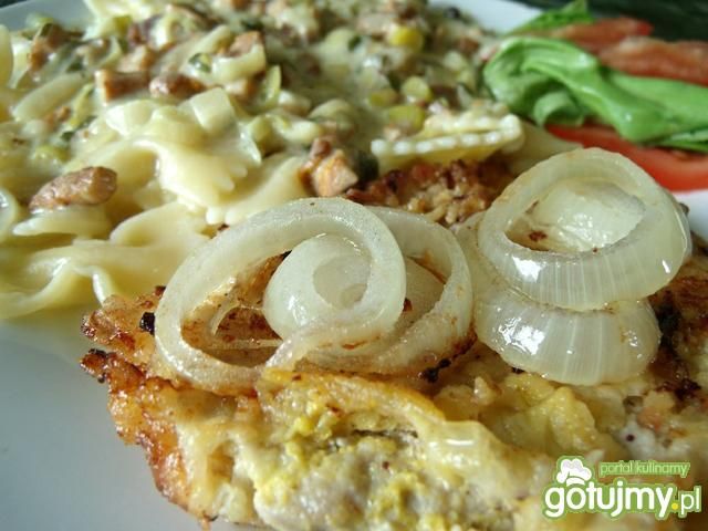 Sznycel bawarski i farfalle w kurkach
