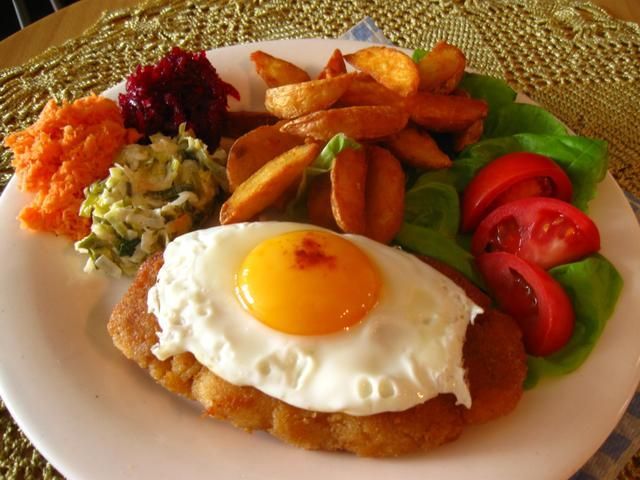 Sznycel cielęcy po wiedeńsku z jajkiem.