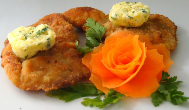 Sznycel drobiowy z masłem jabłkowym Sznycel drobiowy z masłem jabłkowym