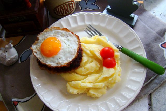 Sznycel z jajkiem sadzonym na puree czosnkowym