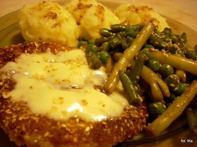 Sznycle drobiowe z sezamem i serem