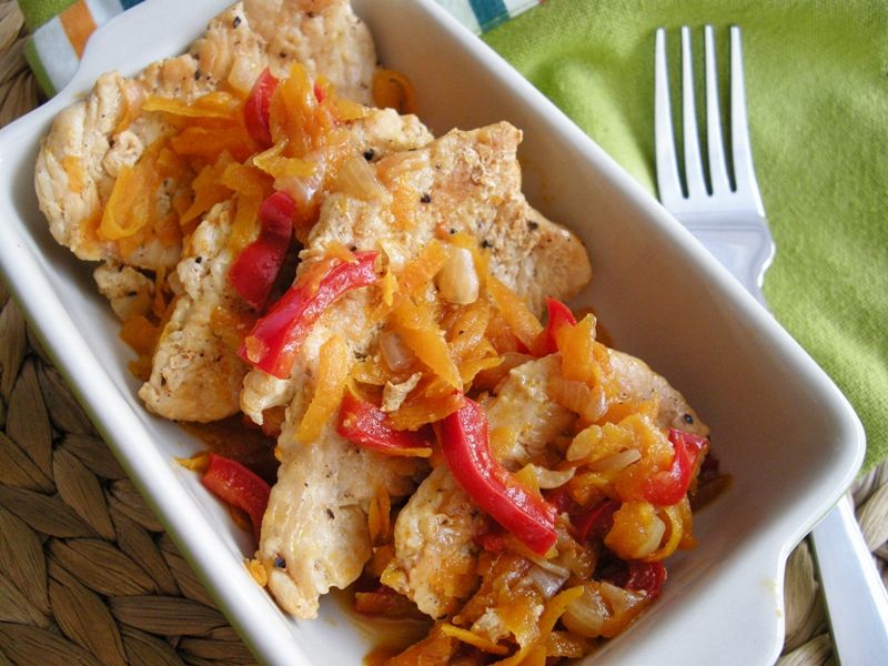 Sznycle indycze z czerwonymi warzywami Sznycle indycze z czerwonymi warzywami