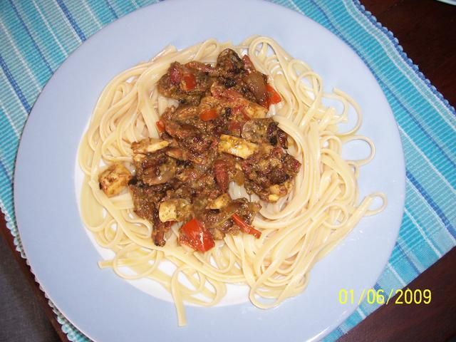 Szpagetti z sosem pesto.