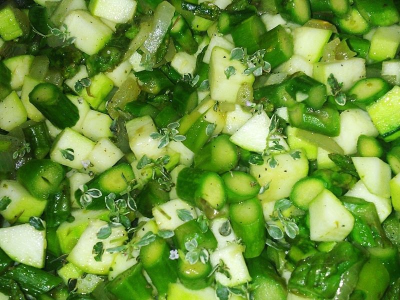 Szparagi duszone z cukinią i antonówką Szparagi duszone z cukinią i antonówką