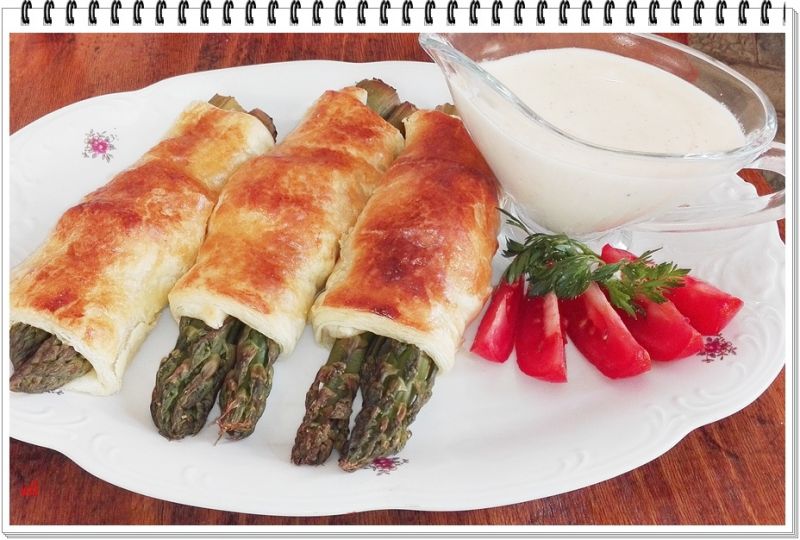 Szparagi Eli z boczkiem w cieście fracuskim Szparagi Eli z boczkiem w cieście fracuskim