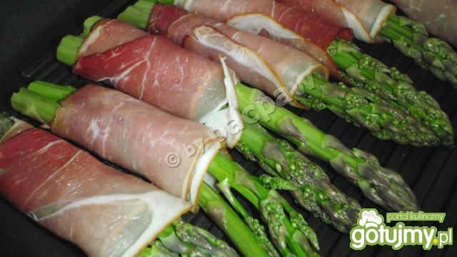 Szparagi grillowane w otulinie