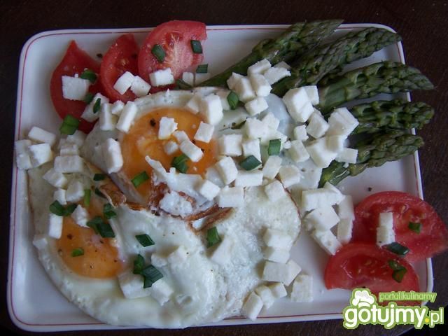 Szparagi, jaja od szczęśliwych kur i tof Szparagi, jaja od szczęśliwych kur i tof