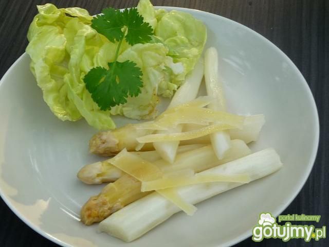 Szparagi na parze z parmezanem Szparagi na parze z parmezanem