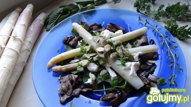 Szparagi na szpinaku