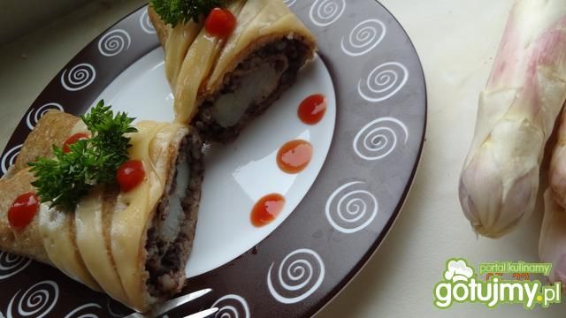 Szparagi otulone kaszanką i naleśnikiem Szparagi otulone kaszanką i naleśnikiem