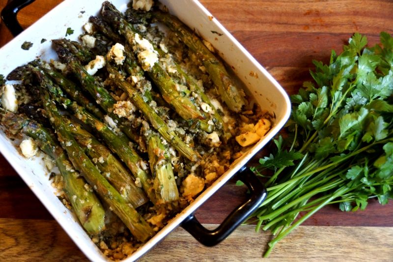 Szparagi pieczone z otrębami i serem bałkańskim 