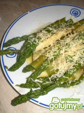 Szparagi polane masłem z parmezanem