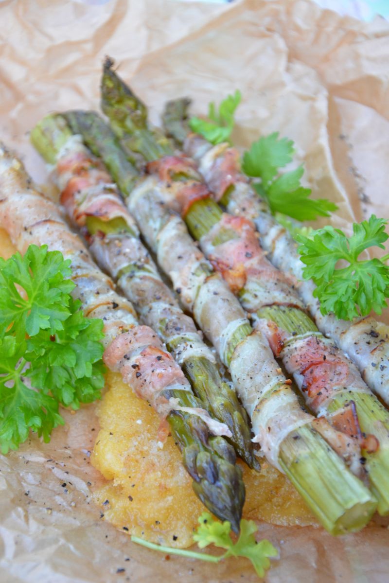 Szparagi w boczku z panierowanym serem żółtym