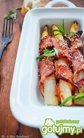 Szparagi w boczku z parmezanem 