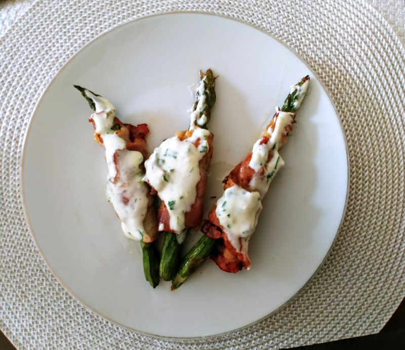 Szparagi w boczku z sosem śmietanowo-serowym