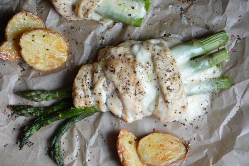 Szparagi w drobiowym warkoczu z mozzarellą Szparagi w drobiowym warkoczu z mozzarellą