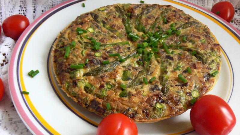 Szparagi w jajkach z boczkiem i cebulką