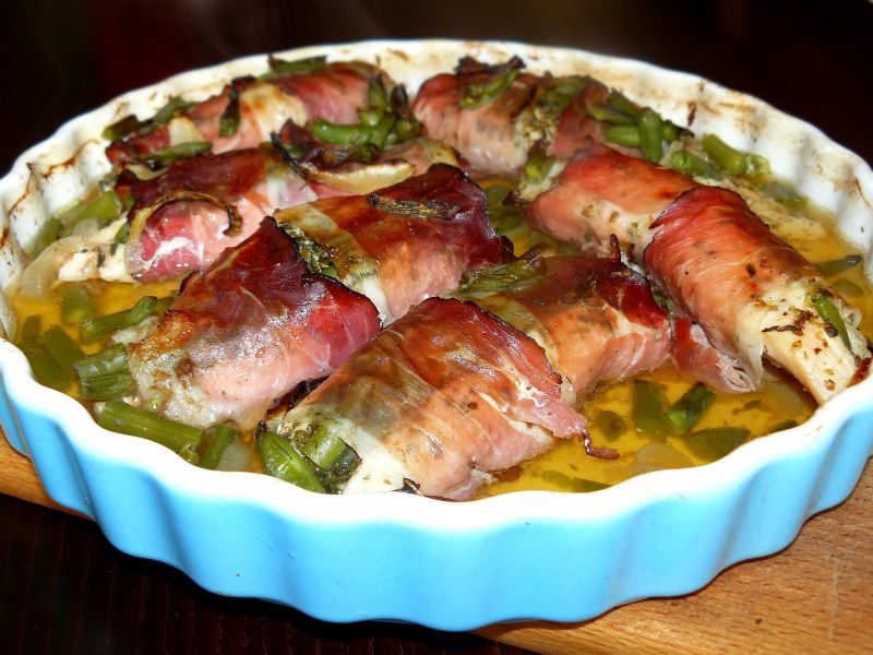 Szparagi w kieszonkach owinięte szwarcwaldzką Szparagi w kieszonkach owinięte szwarcwaldzką