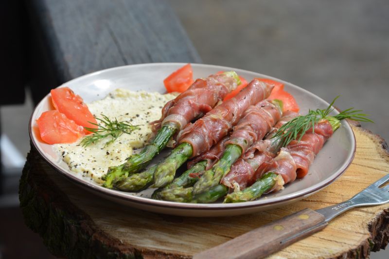 Szparagi w prosciutto z sosem z sera pleśniowego Szparagi w prosciutto z sosem z sera pleśniowego