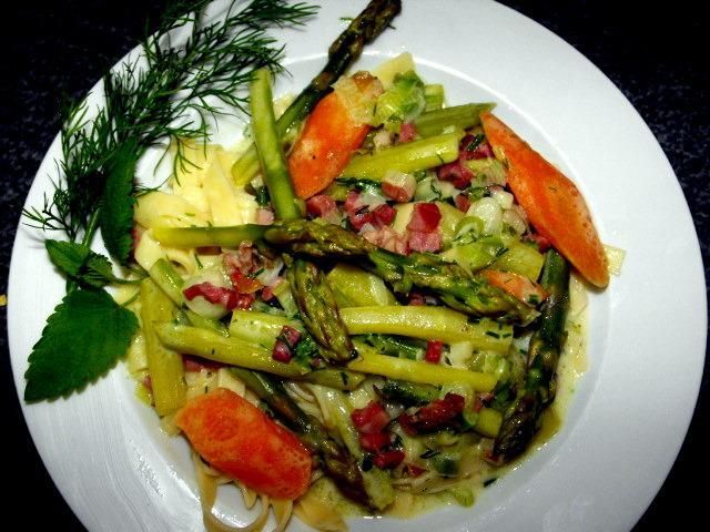 Szparagi w sosie do makaronu....)) Szparagi w sosie do makaronu....))