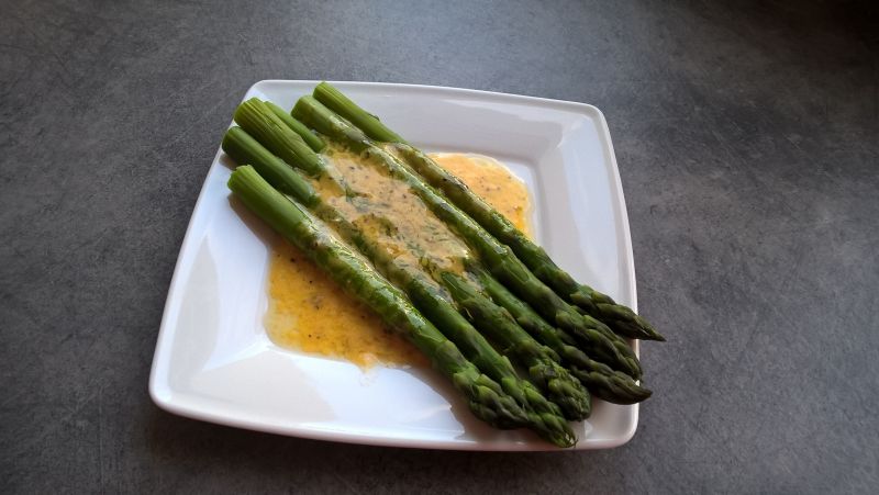 Szparagi w sosie holenderskim