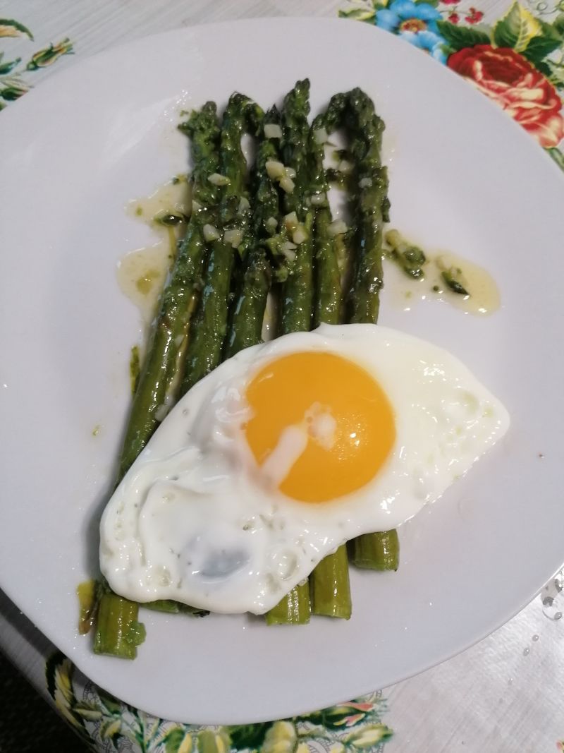 Szparagi w sosie maslanym z jajkiem sadzonym