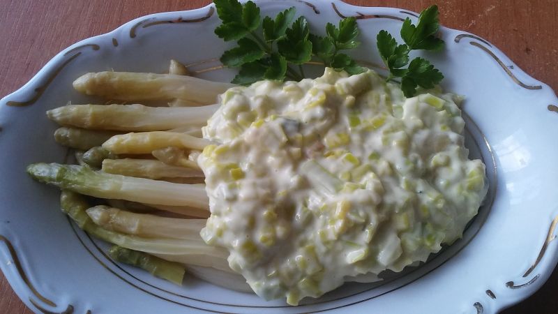 Szparagi w sosie serowo - porowym Szparagi w sosie serowo - porowym