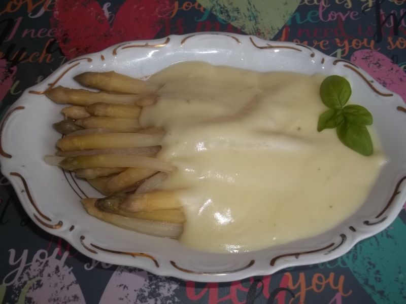 Szparagi w sosie serowym