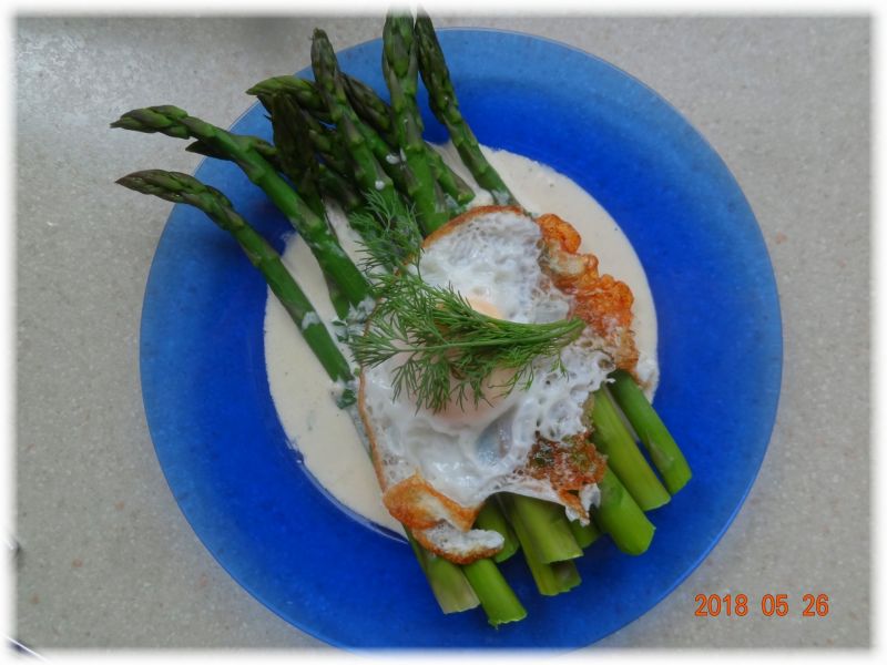 Szparagi w sosie śmietanowym z lubczykiem