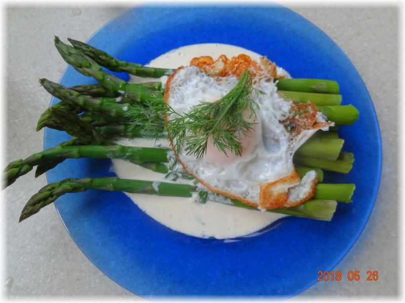 Szparagi w sosie śmietanowym z lubczykiem