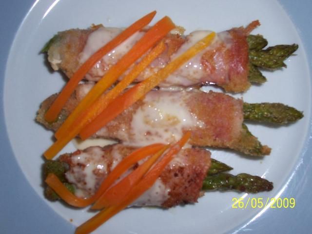 Szparagi w szynce. Szparagi w szynce.