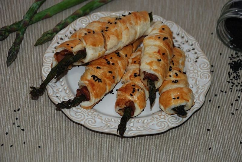 Szparagi w szynce i cieście francuskim Szparagi w szynce i cieście francuskim