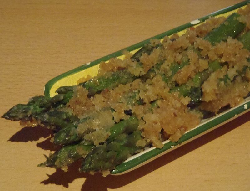 Szparagi z bułką tartą Szparagi z bułką tartą