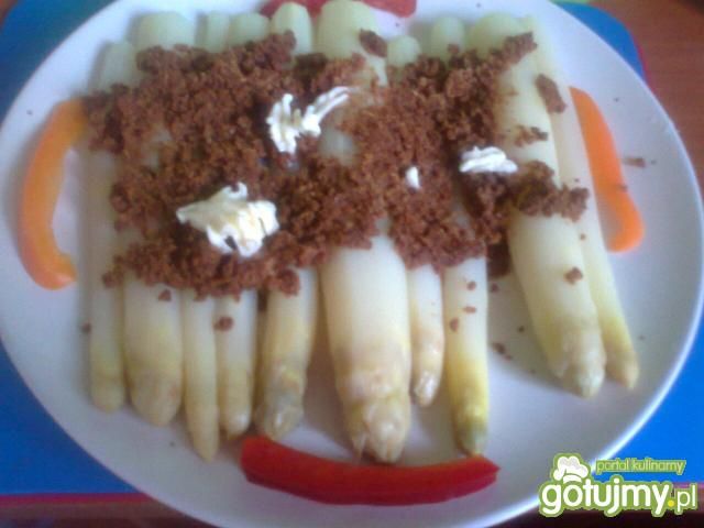 szparagi z bułką tartą i masłem